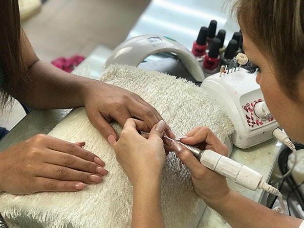 کاشت ناخن سالن زیبایی مژه