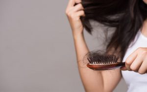 علت نازک شدن موی سر